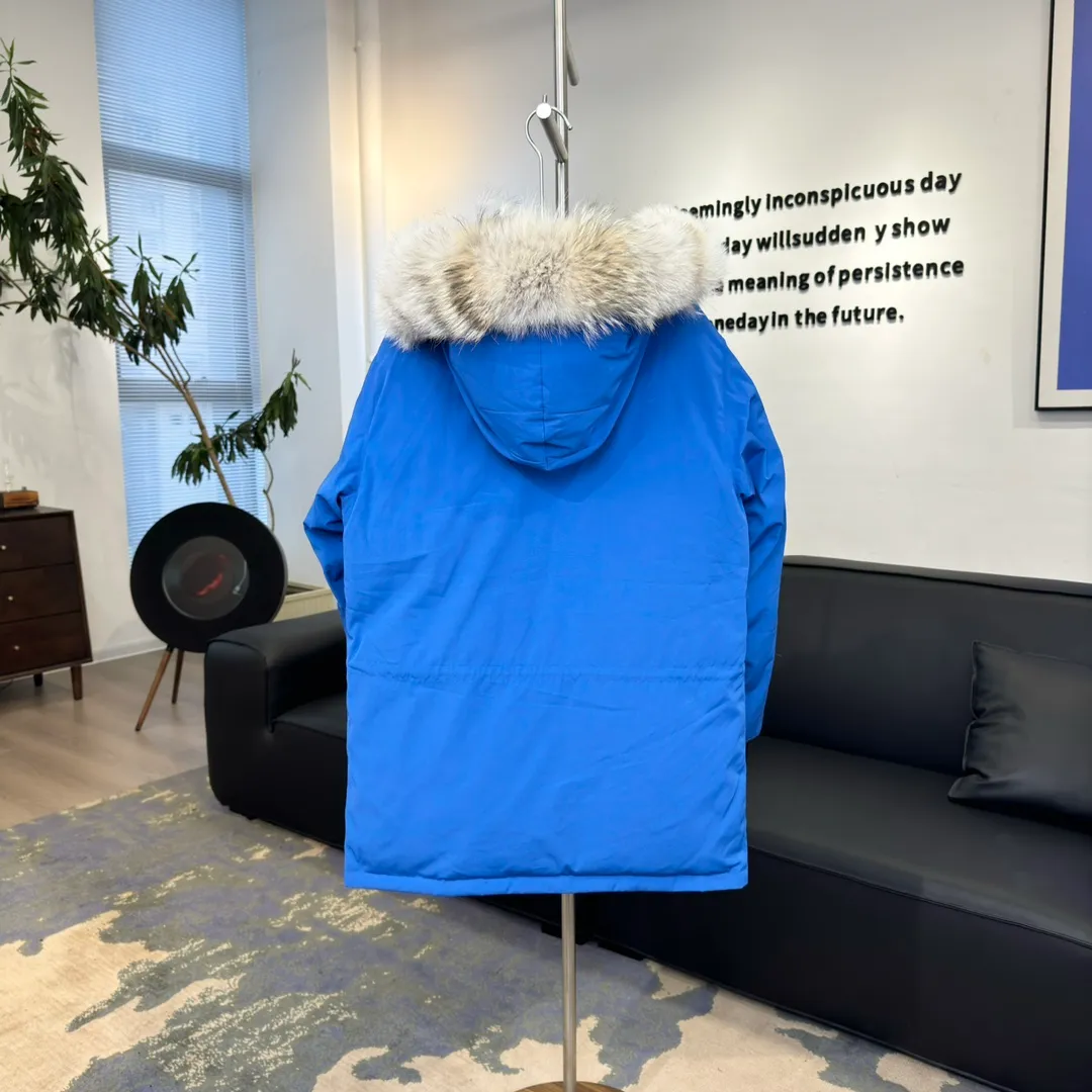 P800 Beichen White / 2008 Expedition Parka 4660M Product color: black, off-white, red, sand pink, sky blue, graphite gray, Beichen white, navy, sky blue, gray camouflage gray black label Product size: XS, S, M, L, XL, XXL Expedition was originally a parka designed for scientists at the McMurdo Research Station in Antarctica. Whether your next journey takes you into the frozen urban jungle or across uncharted ice fields, wear Canada Goose's Expedition Parka and get proven results year after year in Antarctica by the National Science Foundation's Center for Polar Research.  Material list: 1⃣ Uses Y-shaped Velcro imported from Taiwan (exclusive in the market) 2⃣ Uses 18-count polyester-cotton blended fabric imported from South Korea (authentic synchronized fabric) 3⃣ National standard 80% white duck down, (zp uses 80% white duck down/90% of all boasts are fake) 4⃣ Western Canadian coyote hair (non-market dyed fox hair filled with wolf hair) Material analysis characteristics: 1⃣ The original/polyester-cotton fabric has a high polyester fiber content, and the polyester-cotton fabric has high heat and light resistance and good stability. It has bright colors, high fiber strength, durability, light resistance, heat resistance, and straightness. 2⃣ As we all know, the original version uses 80% white duck down. The fill power refers to the cubic inches of volume occupied by each ounce (30 grams) of down under certain conditions. If one ounce of down occupies 500 cubic inches, the fill power of the down is 500. So we can simply understand it as: fill power is the volume of down, and the volume of down is fill power. The higher the fill power of down, it means that under the same filling amount, down can fix a larger volume of air layer to keep warm and insulate, so the warmth retention of down is better. 3⃣ Western Canadian coyote hair, "large range of selected neck hair" is soft and fluffy, each wolf hair is 60-63 long / 14-16 wide at the peak, this width + preferred parts. It is basically unmatched by the same industry